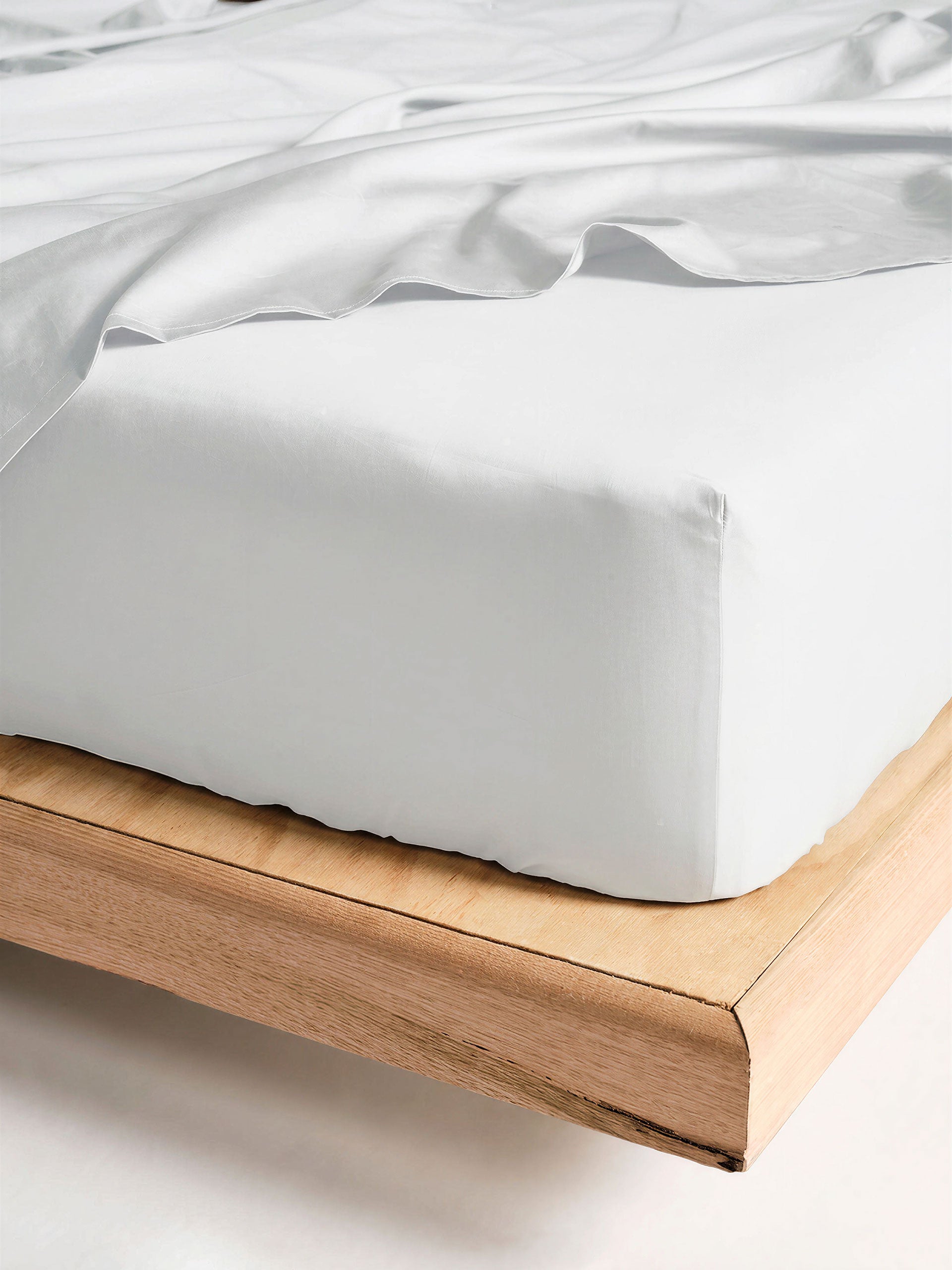 Winton White Fitted Sheet 40cm