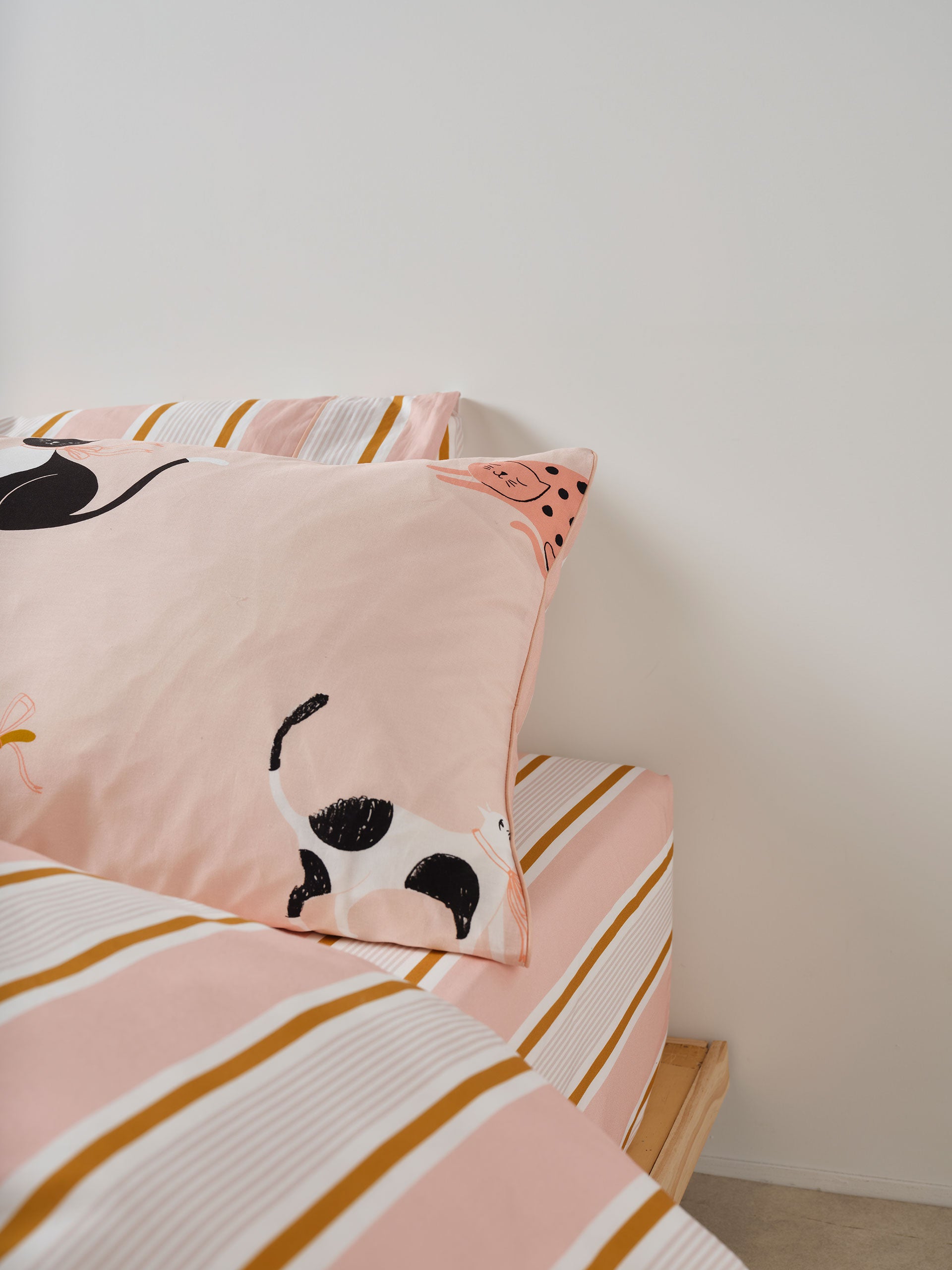 Cats 'n' Bows Quilt Cover Set